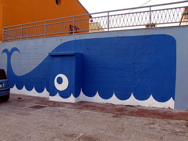 Balena blu dipinta su di un muro, scali delle Ancore, Livorno