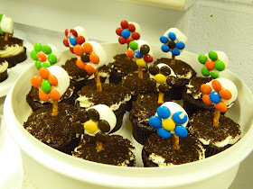 Dancing Commas :: Workshop of Wonders VBS Snack :: Cupcake Flowers