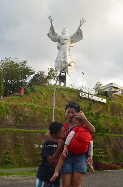 Singgah sejenak di Monumen Yesus Memberkati pada suatu senja di awal tahun 2014 || jelajahsuwanto