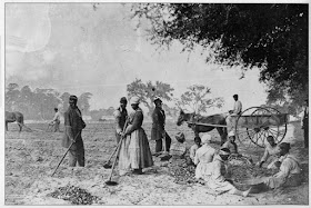 Grupo de esclavos trabajando en una plantación de Virginia