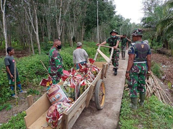 Satgas TMMD Ke-111 Andalkan Gerobak Untuk Angkut Material Pembangunan Jalan Rabat Beton