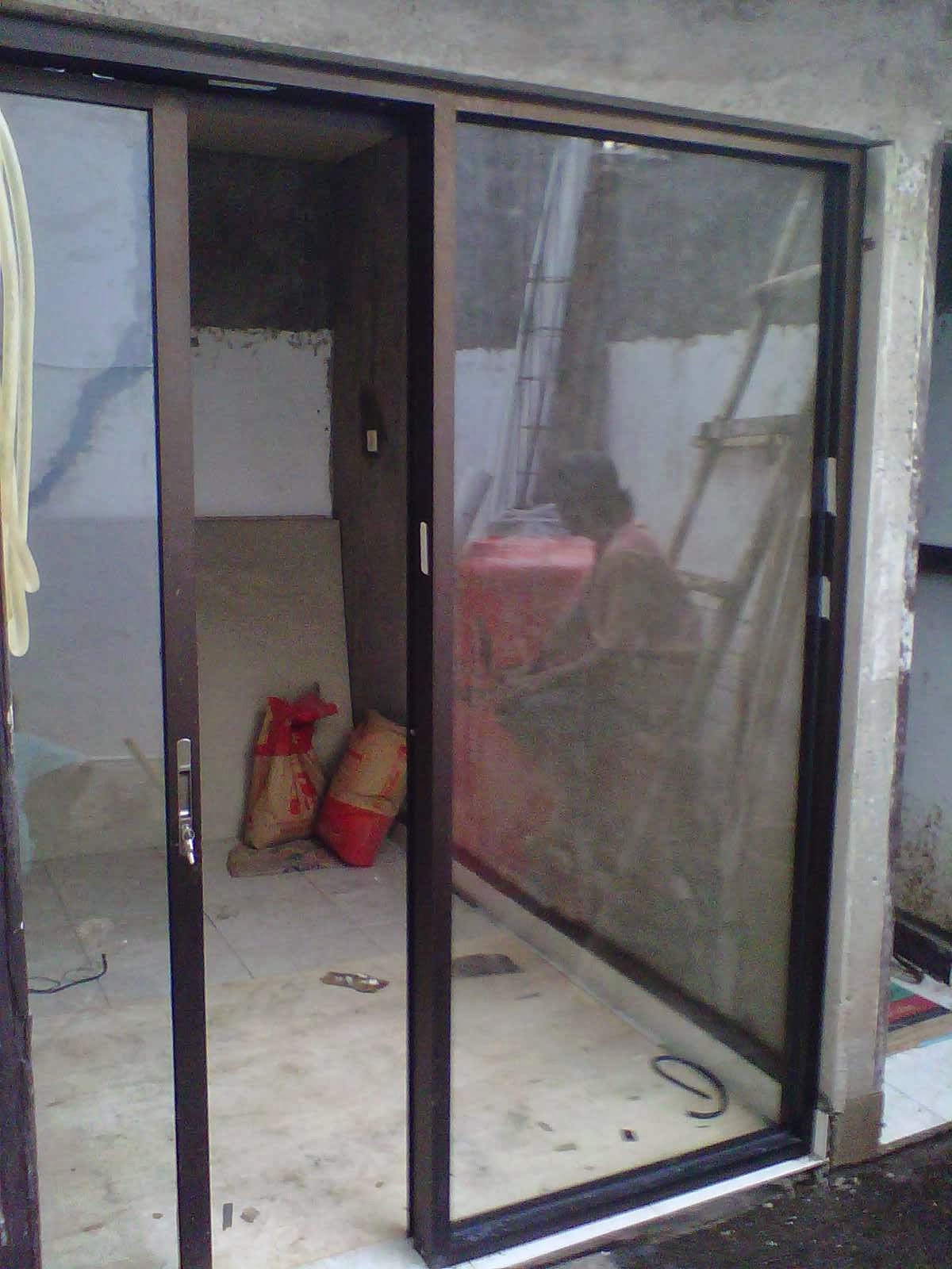  Pintu jenis ini dibuka tutup dengan cara digeser sehingga 