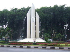 http://kang-jufri.blogspot.com/2015/07/monumen-bambu-runcing-di-kota-surabaya.html