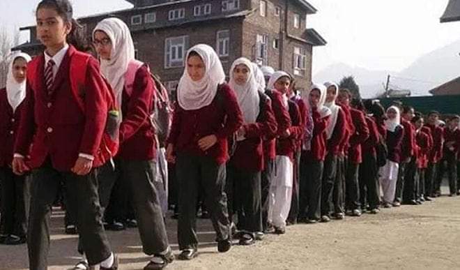 कोरोना वायरस: कश्मीर के सभी जिलों में पाबंदियां लागू, स्कूल शिक्षकों को घरों में रहने को कहा