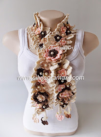 cordão de crochê com muitas flores