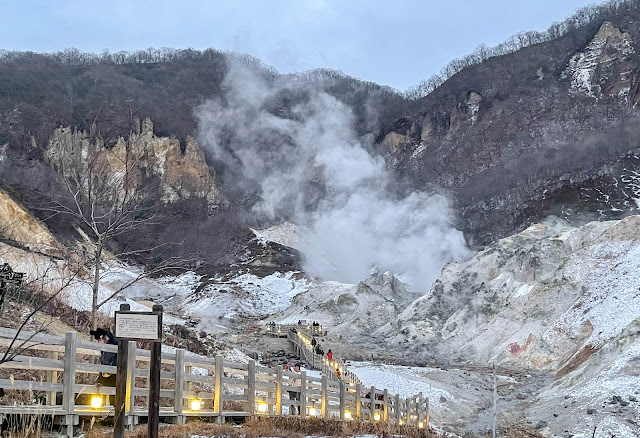 【北海道】觀光．裊裊白煙，進入另外一個世界的火山口遺跡｜地獄