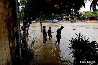 EL CENTRO DE LA CIUDAD DE HOI AN, VIETNAM SIEMPRE SE INUNDA EN EPOCA DE LLUVIAS