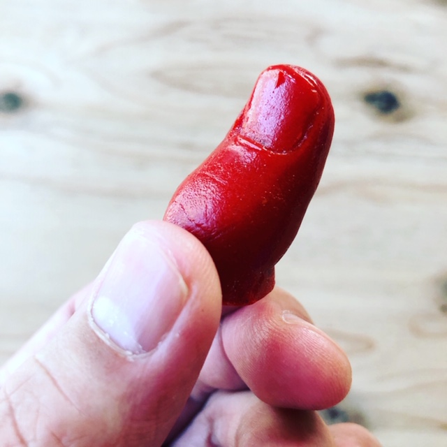 赤いガラスの親指