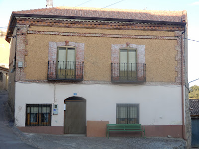 Casa con cierta prestancia con fachada de ladrillo visto. En el alero se ven hileras características en forma de ondas