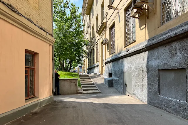 Путейский тупик, улица Земляной Вал, дворы, жилой дом 1938 года постройки – Жилой дом для инженерно-технических работников