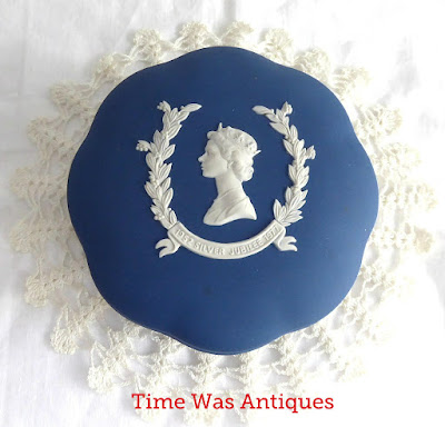 https://timewasantiques.net/collections/queen-eliabeth-ii/products/queen-elizabeth-ii-wedgwood-jasperware-powder-box-silver-jubilee-1977-dark-blue