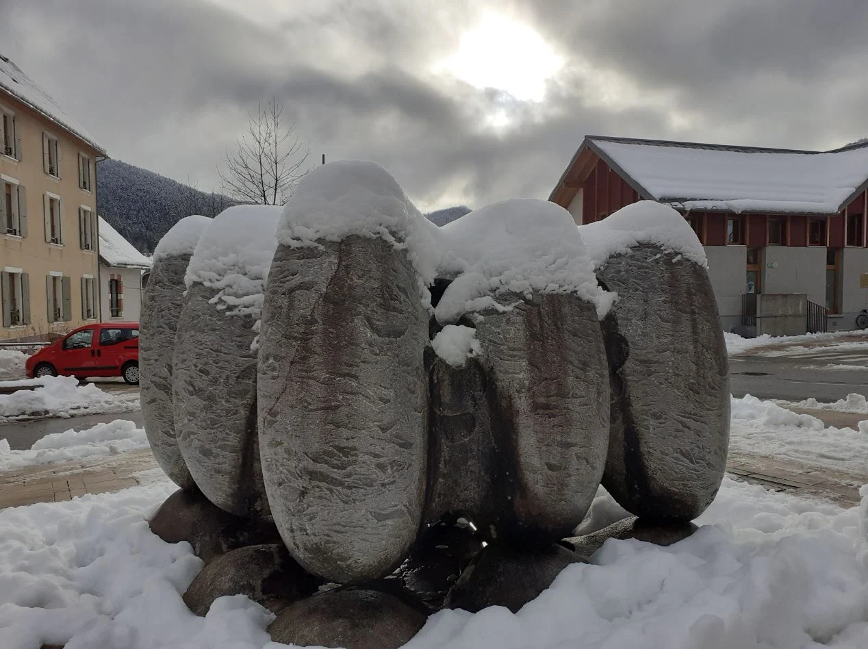 Oeuvre d'art sur la place à côté de l'église - Le Sappey en Chartreuse (38)