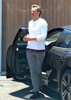 Suzanne Perry's son Matthew Perry coming out of the car