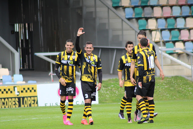 Izquier celebra su primer gol