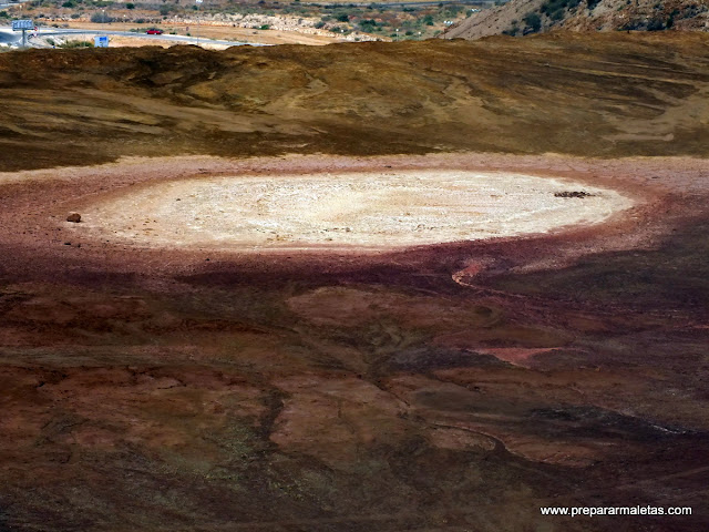 lago rojo en las minas de mazarrón