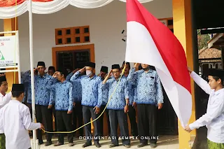 upacara kemerdekaan hut ri 75 ponpes kempek cirebon 2020