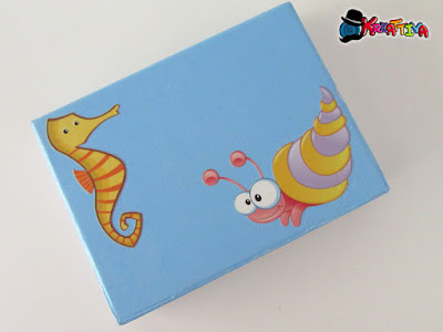 scatola per il cucito con personaggi marini e adesivi murali