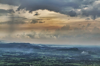 Tempat indah di Candi Ijo untuk menikmati sunset di Jogja