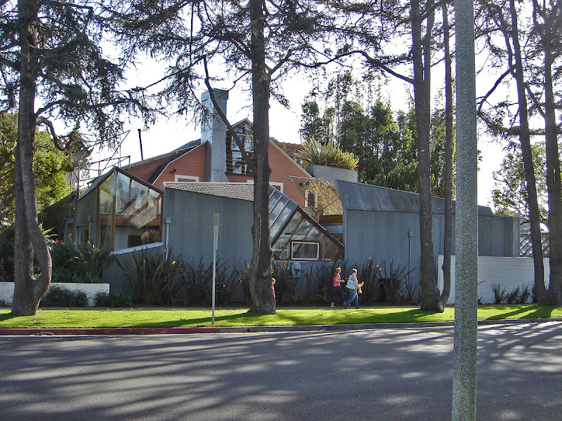 Casa en Santa Monica. Envolvió la vivienda con materiales baratos.