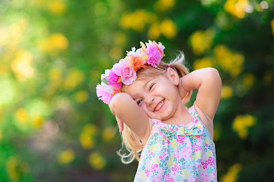 girl-wearing-flower-hair-band-on-her-head