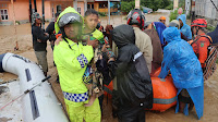 Peduli Korban Banjir di Luwu, Polri Distribusi Bantuan Logistik dan Bantuan Dapur Umum