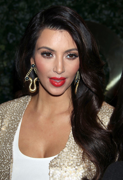 kim kardashian wallpaper 2011. hd kim kardashian wallpapers.