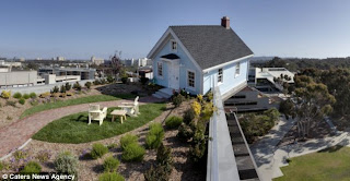 Uniknya Rumah Yang Nyangkut Di Atas Gedung Univ. Falling Star, California [ www.BlogApaAja.com ]