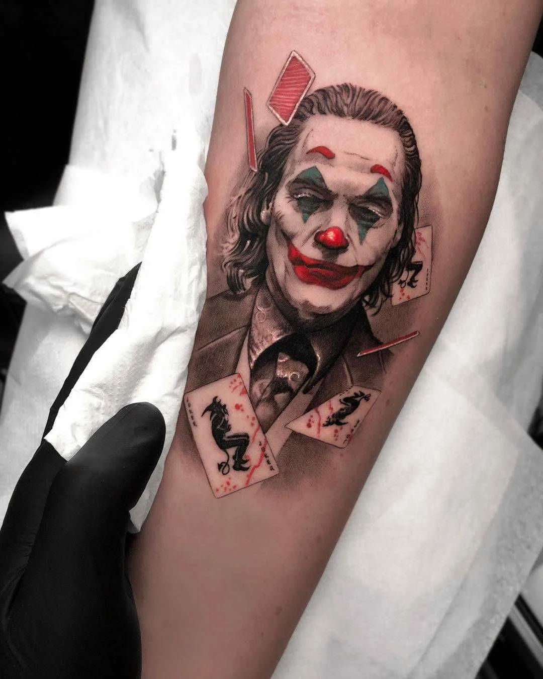 Foto de un tatuaje de  Joaquin Phoenix caracterizado como el Joker