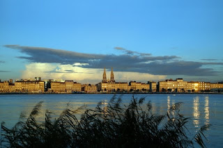 Bordeaux city silhuette by night