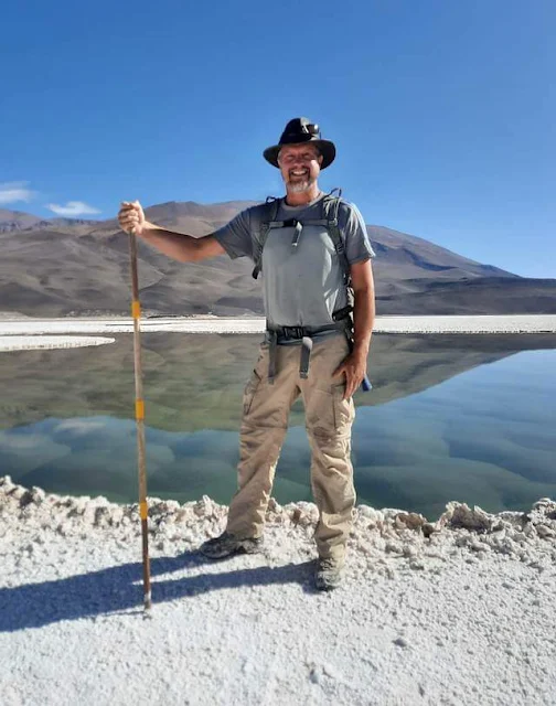 Brian Hynek em frente a uma lagoa na Puna de Atacama, na Argentina.