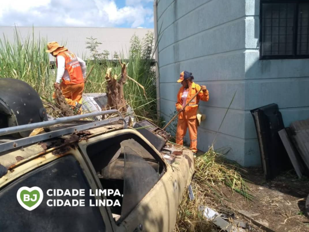 PREFEITURA DE BELO JARDIM INTENSIFICA LIMPEZA URBANA NO PÁTIO DA DELEGACIA E ESPALHA MELHORIAS NA CIDADE