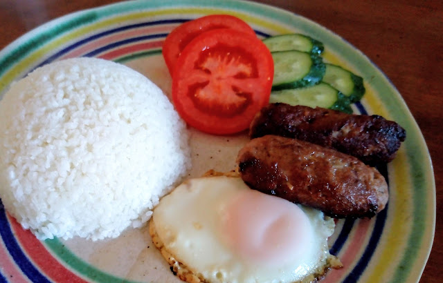 ロンガ二サと目玉焼きのフィリピンの朝食