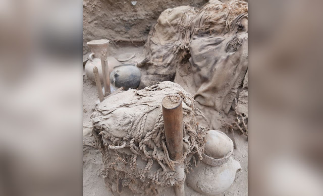 Οι άνθρωποι στον αρχαιολογικό χώρο του Pachacámac θάφτηκαν μαζί με κεραμικά αγγεία. [Credit: © PUCP Archaeology Program "Valley of Pachacámac"]