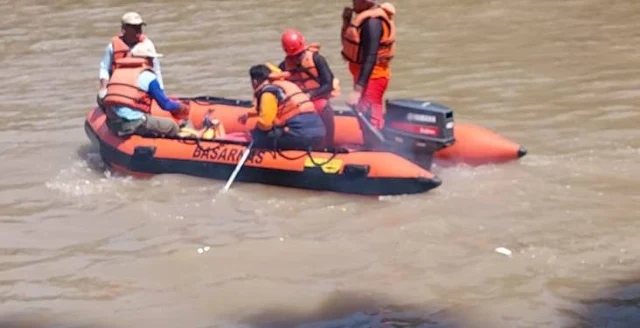 Evakuasi korban tenggelam di Sungai Padang. Foto: Andi/SINDOnews