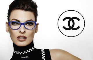 名模Linda Evangelista戴上Chanel藍色的膠框眼鏡，潮得來一臉貴氣。