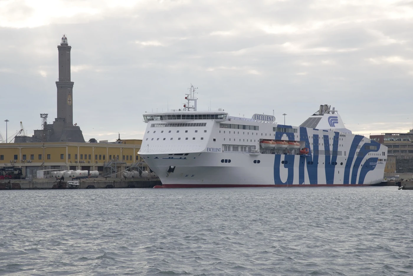 GNV ha rafforzato la sua partnership con il Rally Aïcha des Gazelles, con una prima tappa a Genova Genova, 13 aprile 2024 - GNV (Gruppo MSC) ha consolidato il suo sostegno al Rally Aïcha des Gazelles, una delle più importanti competizioni automobilistiche femminili al mondo, offrendo il trasporto marittimo ai partecipanti.  Un ruolo chiave come partner tecnico  In qualità di partner tecnico, GNV si è occupata del trasferimento via mare di team, piloti e staff tecnico, garantendo partenze dedicate e un servizio confortevole per affrontare al meglio l'avventura marocchina.  Da Genova a Nador: la prima tappa  Il 13 aprile 2024, 268 "Gazzelle", accompagnate da membri dello staff e 134 veicoli, sono salpate a bordo della nave GNV Excellent dal porto di Genova per raggiungere Nador in Marocco, dove si è svolta la gara.  Ritorno in traghetto da Tangeri a Sète  Al termine della competizione, il 28 aprile, 194 "Gazzelle" e 97 veicoli hanno usufruito del servizio di trasferimento marittimo da Tangeri a Sète.  Un impegno condiviso per l'ambiente e la solidarietà  "Sostenere questa competizione da anni ha significato condividere i valori di rispetto per l'ambiente e solidarietà che sono alla base della nostra compagnia di navigazione", ha dichiarato Matteo Della Valle, Chief Passengers Sales&Marketing Officer di GNV. "Per questo motivo, abbiamo continuato a rafforzare il nostro impegno, coinvolgendo direttamente anche Genova. Per la prima volta, infatti, le partecipanti sono partite dal capoluogo ligure per raggiungere il Marocco."  Rally Aïcha des Gazelles: un'avventura unica nel deserto del Sahara  Il Rally Aïcha des Gazelles, giunto alla sua 33esima edizione, si è svolto dal 12 al 27 aprile 2024 con partenza da Monaco e arrivo a Essaouira. Una sfida unica che ha riunito donne provenienti da tutto il mondo nel cuore del Sahara marocchino, promuovendo una gara automobilistica alternativa basata su un concetto eco-friendly: raggiungere il maggior numero di checkpoint nel minor tempo possibile, privilegiando la navigazione fuoristrada tradizionale senza l'ausilio di GPS o alte velocità.  Un'iniziativa che ha valorizzato lo sport femminile e la città di Genova  La partecipazione di GNV al Rally Aïcha des Gazelles ha rappresentato un ulteriore passo avanti nel sostegno allo sport femminile e nella promozione di Genova come città marittima di riferimento nel Mediterraneo.