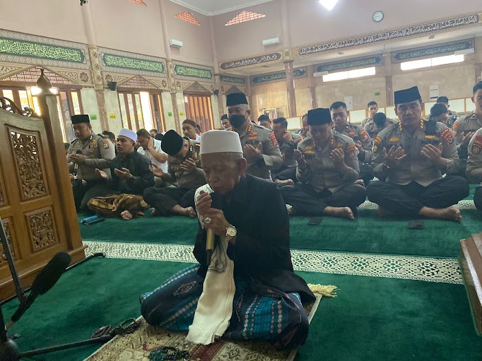 Jajaran Polda Banten Laksanakan Sholat Tolak Bala Peringati Rebu Wekasan