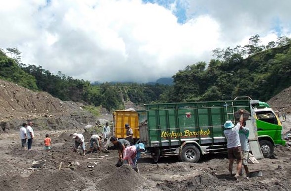 Truk Pasir Merapi 12