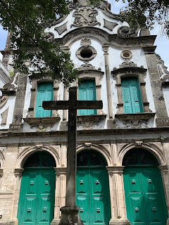 foto da cruz na frente da fachada da Igreja