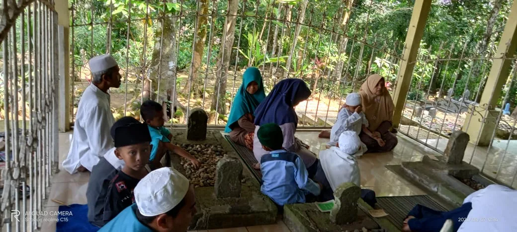 Kegiatan Ziarah Makam KH. Abdus Syakur (Pendiri Pondok Pesantren AL-HUDA Wonosobo)