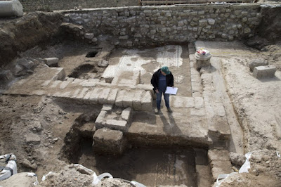 Στο φως σπάνια αρχαία ελληνική επιγραφή και πολύχρωμο ψηφιδωτό 1.800 χρόνων στο Ισραήλ