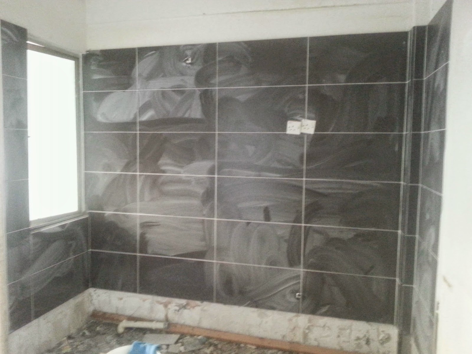 Pasang tile  dinding  dapur 1 2sq warna hitam