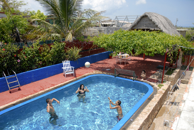 Una bien dotada piscina con agua fresca y  natural, garantiza momentos de frescor para paliar  el calor del trópico o simplemente descansar en la hamaca a la sombra de las uvas o beber un exquisito trago mientras se lee. 