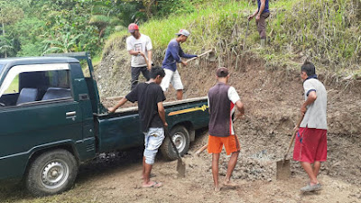 Foto: Pemuda Gotong-royong Membuang Tanah Akibat Longsor Di Lapangan Sepakbola