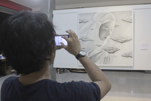 Lukisan dengan Media Charcoal di Atas Kanvas Karya Agnes Zakaria