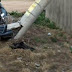 Beată la volan în miezul zilei, o șoferiță din Cajvana a rupt cu mașina un stâlp de la rețeaua electrică 