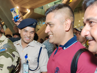 MS Dhoni gets rousing reception