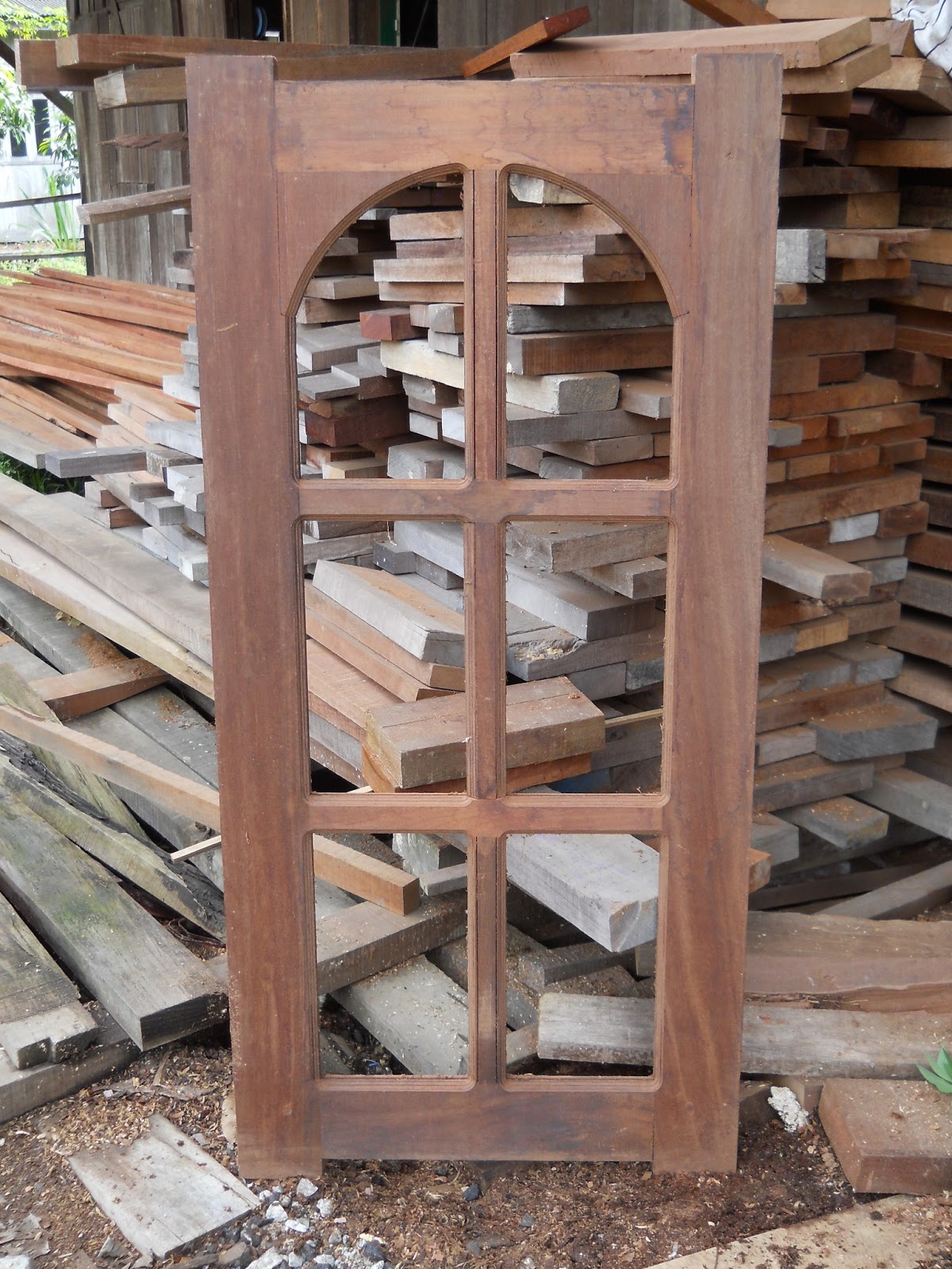 perabot pintu dan bahan daripada kayu 