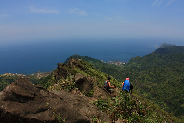 由鋸齒稜回望北海岸，可見南雅社區與半平溪出海口