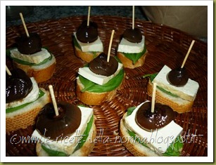 Crostini con tofu alla piastra, basilico e cipolline in agrodolce (6)
